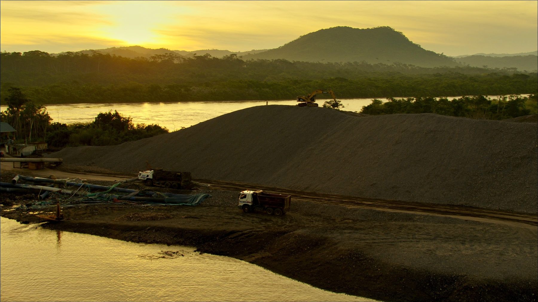 Cantera de Genesis sobre el lecho del río Huallaga