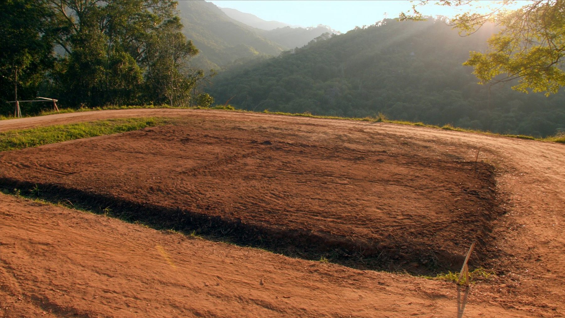 Lote de terreno delimitado con estacas en las afueras de Tarapoto